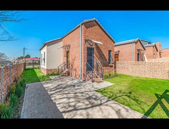 2 BEDROOM HOUSE FOR SALE IN SOUTH HILLS